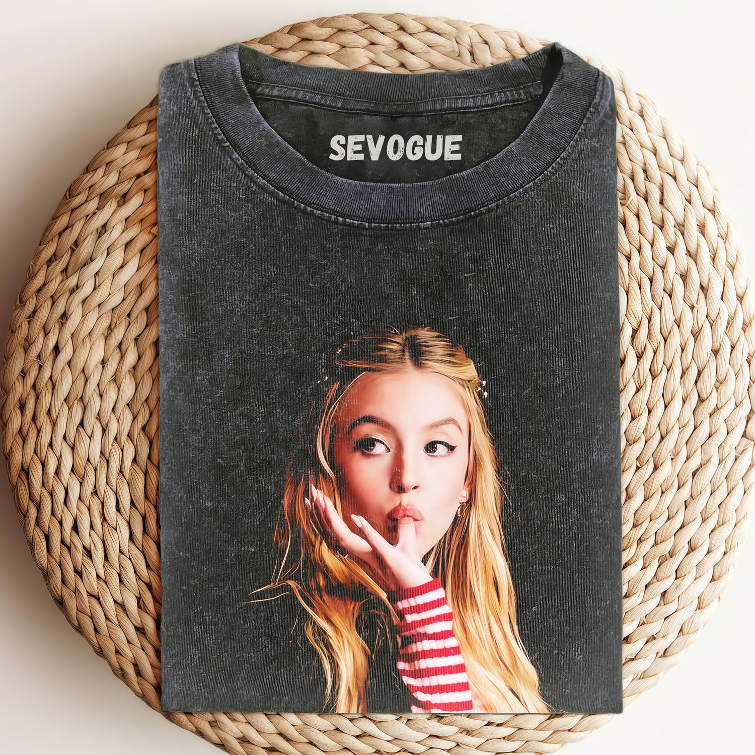 Sydney Sweeney V2 Unisex Tee, Sweatshirt & Hoodi